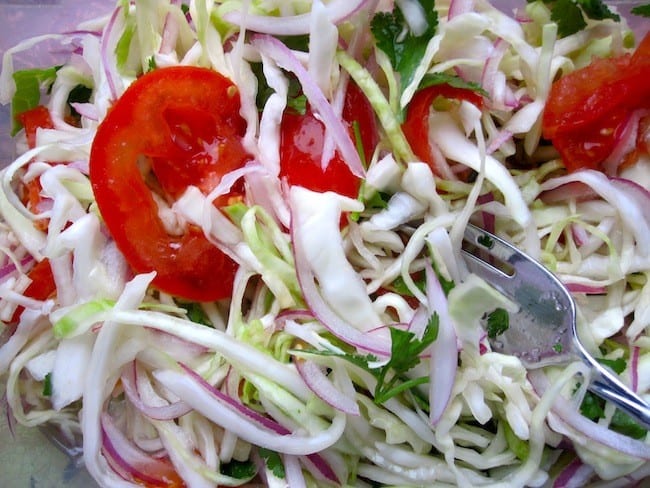 Ensalada de Repollo con Tomate (Cabbage and Tomato Salad)